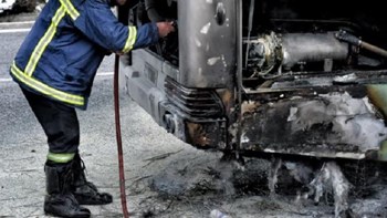 Συναγερμός στην Ναύπακτο – Φωτιά σε λεωφορείο με μαθητές