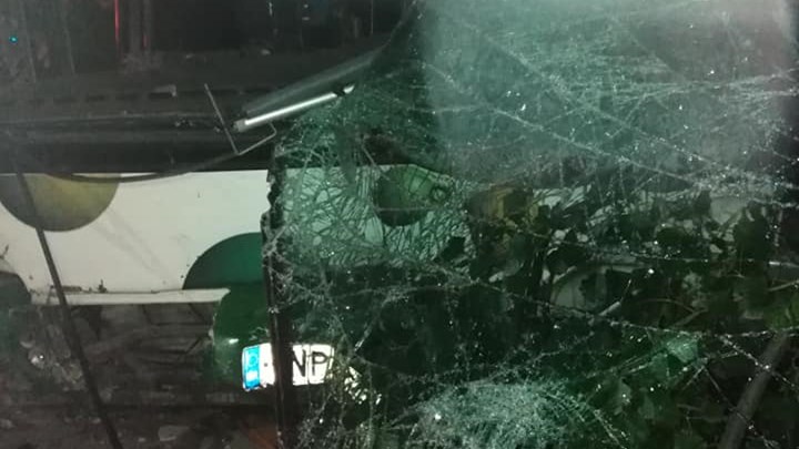 Σοβαρό τροχαίο Ι.Χ. με λεωφορείο στο Μενίδι – Πληροφορίες πως είχε προηγηθεί απόπειρα ληστείας από τους επιβάτες του αυτοκινήτου – ΦΩΤΟ – ΒΙΝΤΕΟ