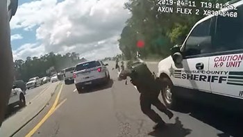 Είχε «άγιο»: Η σφαίρα πέτυχε το… καπέλο του – ΦΩΤΟ – ΒΙΝΤΕΟ