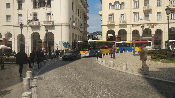 Πάρκαρε για να πάρει… γλυκά και προκάλεσε κομφούζιο