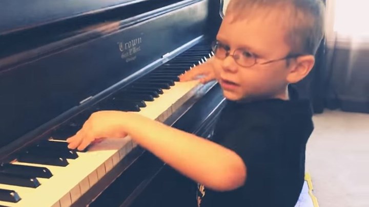 “Μαγεύει” 6χρονος πιανίστας με προβλήματα όρασης – ΒΙΝΤΕΟ