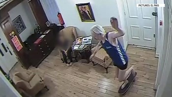 Κάμερα ασφαλείας “έπιασε” τον Ασάνζ να κάνει σκέιτμπορντ στην πρεσβεία του Ισημερινού – ΒΙΝΤΕΟ