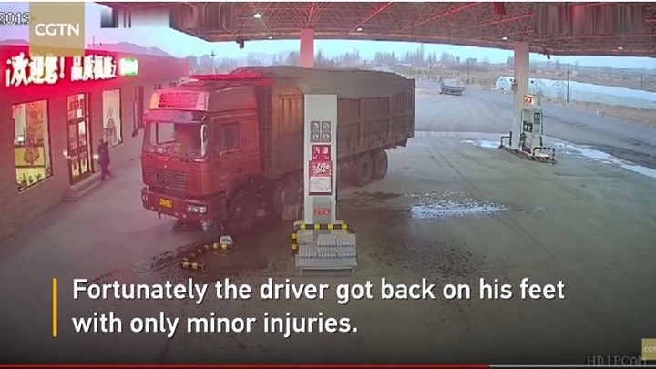 Οδηγός προσπάθησε να σταματήσει φορτηγό με το σώμα του – ΒΙΝΤΕΟ