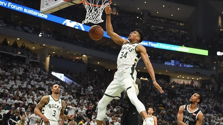 Το… διαστημικό κάρφωμα του Γιάννη Αντετοκούνμπο από επτά λήψεις – ΒΙΝΤΕΟ