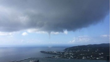 Εντυπωσιακές εικόνες από υδροστρόβιλο στη Σύρο-ΒΙΝΤΕΟ