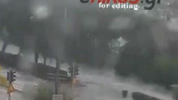 Δεν είναι εικόνες… αρχείου: Το «έστρωσε» στο κέντρο της Αθήνας – ΒΙΝΤΕΟ αναγνώστη