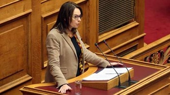 Η Παπανάτσιου απέσυρε τη ρύθμιση για την εξαίρεση κατεδάφισης αυθαιρέτων σε αιγιαλούς