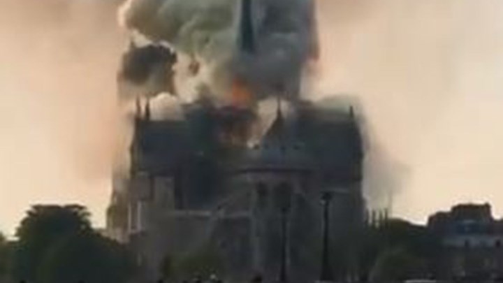 Οι πρώτες εικόνες από τη μεγάλη φωτιά στην Παναγία των Παρισίων – ΦΩΤΟ – ΒΙΝΤΕΟ