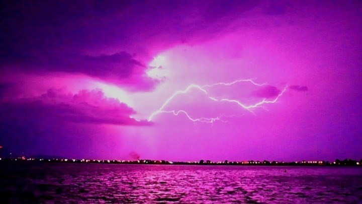 Καιρός: 700 κεραυνοί έπεσαν σήμερα στην Αττική και 11.000 σε όλη την Ελλάδα – Η πρόγνωση για την Τρίτη