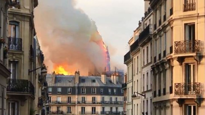 Κατέρρευσε το κωδωνοστάσιο της Παναγίας των Παρισίων – ΒΙΝΤΕΟ