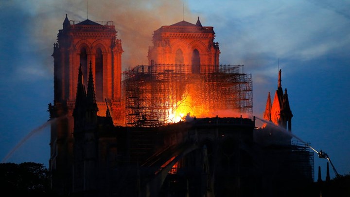 Παγκόσμια θλίψη: Η Παναγία των Παρισίων στις φλόγες – Σώθηκαν το κύριο κτίσμα και οι πύργοι – Σοκάρουν οι εικόνες από την καταστροφή