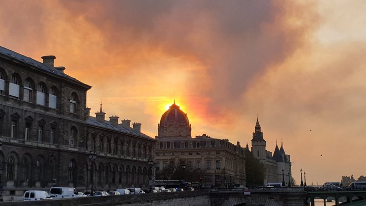 Το στέμμα του Ναπολέοντα και η έμπνευση του Βίκτωρ Ουγκό – Τα 856 χρόνια ιστορίας της Παναγίας των Παρισίων έγιναν “στάχτη”