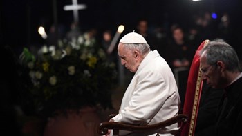 «Σοκαρισμένη» δηλώνει η Αγία Έδρα για την καταστροφή στην Παναγιά των Παρισίων