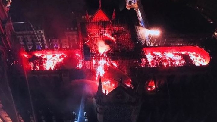 Στις φλόγες η Παναγία των Παρισίων: Η καταστροφή από ψηλά – ΦΩΤΟ