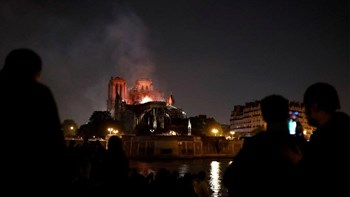 Ακόμη 3-4 ώρες θα χρειαστούν για να τεθεί υπό έλεγχο η πυρκαγιά στην Παναγία των Παρισίων –  Σώθηκε από ολική καταστροφή το οικοδόμημα του ναού δηλώνει αξιωματούχος της Πυροσβεστικής