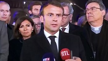 Η καταστροφική πυρκαγιά στην Παναγία των Παρισίων ευνόησε δημοσκοπικά τον Μακρόν