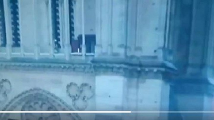 Μυστήριο με βίντεο από την Παναγία των Παρισίων – Ο άγνωστος άνδρας που βρίσκεται μέσα την ώρα της φωτιάς