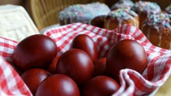 Σας προβληματίζει το βάψιμο των πασχαλινών αυγών; Δείτε πώς θα τα κρατήσετε άθικτα