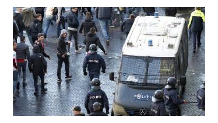 Μαζικές συλλήψεις οπαδών του Άγιαξ πριν το ματς με τη Γιουβέντους