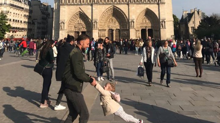 Παναγία των Παρισίων: Όλο το Ίντερνετ ψάχνει τον άντρα και το κοριτσάκι της φωτογραφίας – Δείτε γιατί