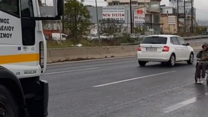 Από καθαρή τύχη δεν προκλήθηκε τροχαίο: Με αναπηρικό αμαξίδιο ανάποδα σε δρόμο ταχείας κυκλοφορίας