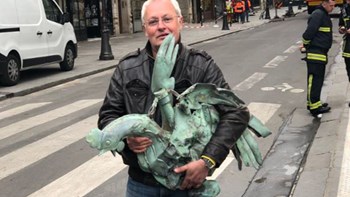 «Θαύμα» στις στάχτες  – Βρέθηκε ο κόκορας του κωδωνοστασίου της Παναγίας των Παρισίων