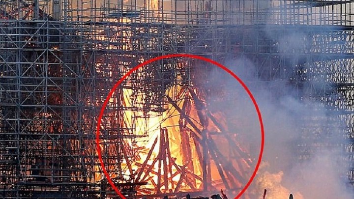 Γυναίκα υποστηρίζει ότι είδε την φιγούρα του Ιησού στις φλόγες που έκαιγαν την Παναγία των Παρισίων – ΦΩΤΟ