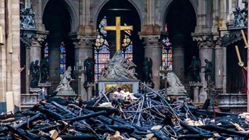 “Φουντώνουν” οι θεωρίες συνωμοσίας για την πυρκαγιά στην Παναγία των Παρισίων