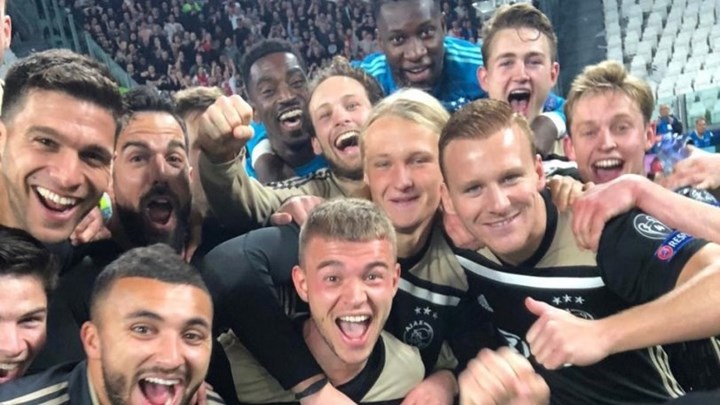 Viral έγινε η φωτογραφία των παικτών του Άγιαξ με τους οπαδούς της ομάδας
