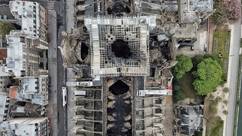 Συγκλονιστικές εικόνες της καταστροφής στην Παναγία των Παρισίων από ψηλά – ΒΙΝΤΕΟ