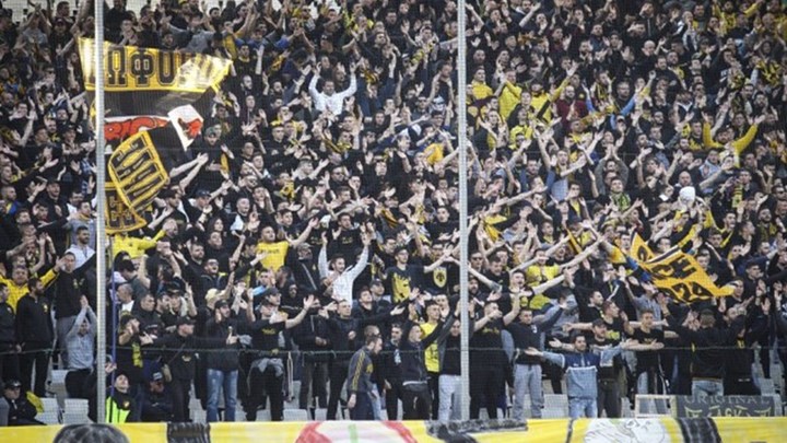 Οπαδοί της ΑΕΚ εναντίον Χρυσής Αυγής: Είστε ανεπιθύμητοι – ΦΩΤΟ