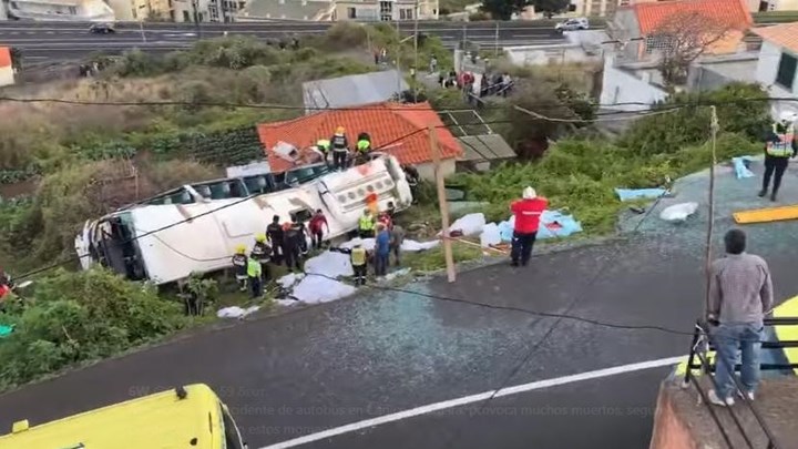 Οι πρώτες εικόνες από το πολύνεκρο δυστύχημα με το λεωφορείο στην Πορτογαλία – ΒΙΝΤΕΟ – ΦΩΤΟ