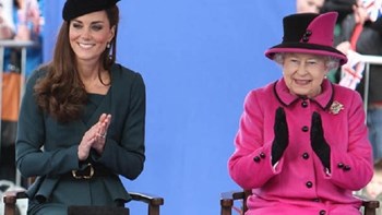 Γιατί η βασίλισσα Ελισάβετ «τραβά το αυτί»… της Κέιτ Μίντλετον;