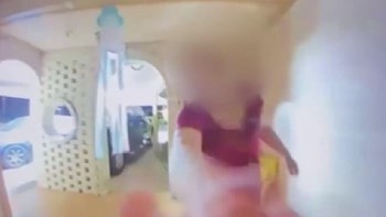 Ημίγυμνη γυναίκα χτυπά την πόρτα γείτονα το ξημέρωμα – Η αντίδρασή του θα σας εκπλήξει – ΒΙΝΤΕΟ