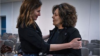 Στη δίκη της Χρυσής Αυγής η Μπέτυ Μπαζιάνα – ΦΩΤΟ