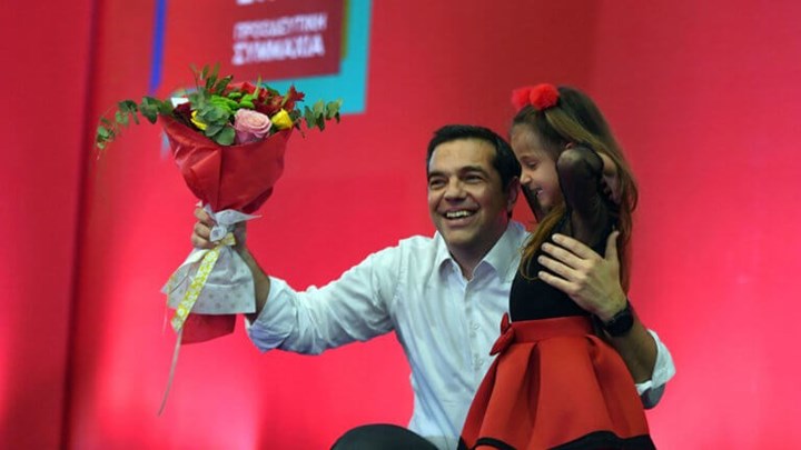 Το κοριτσάκι που έκλεψε την παράσταση στην ομιλία Τσίπρα στην Καλαμάτα – Τα λουλούδια, η αγκαλιά και οι ομοιότητες με το 1985