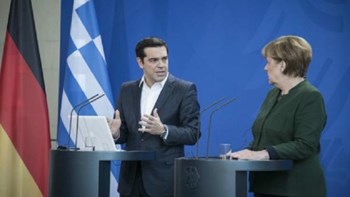 Handelsblatt: Ο Τσίπρας εντείνει την πίεση στη Μέρκελ για τις αποζημιώσεις