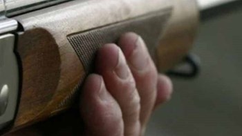 Κάθειρξη 13 ετών για 79χρονο από τη Μόρια, ο οποίος είχε πυροβολήσει 15χρονο Σύρο πρόσφυγα