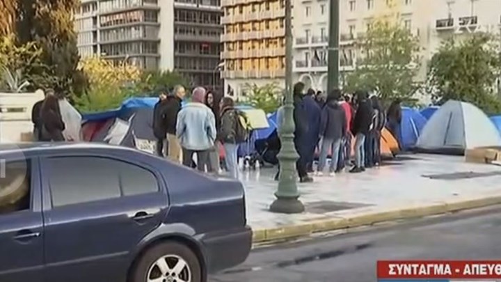 Πρόσφυγες και μετανάστες κατασκήνωσαν στο Σύνταγμα – ΒΙΝΤΕΟ