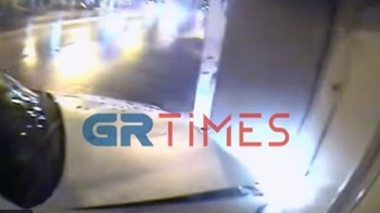 Περιπολικό έπεσε πάνω σε περίπτερο κατά τη διάρκεια καταδίωξης – ΒΙΝΤΕΟ