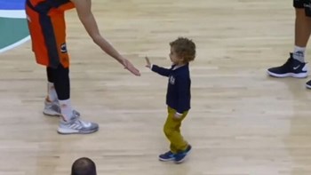 Η πιο… γλυκιά εισβολή – Παιδάκι διέκοψε το Βαλένθια – Τενερίφη – ΒΙΝΤΕΟ