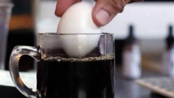 Πήρε ένα αυγό και το βούτηξε σε μια κούπα γεμάτη καφέ – Δείτε τι ακολούθησε – ΒΙΝΤΕΟ