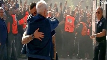 Η αγκαλιά του Ιβάν Σαββίδη με τον Βιεϊρίνια – ΦΩΤΟ