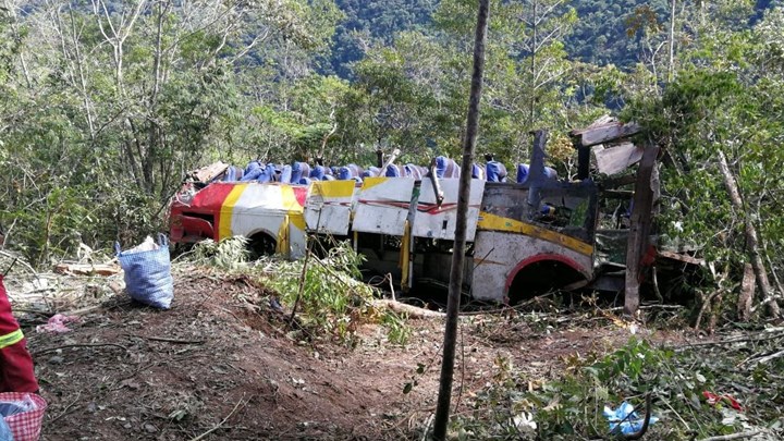 Τραγωδία στη Βολιβία: Τουλάχιστον 25 νεκροί μετά από πτώση λεωφορείου σε χαράδρα