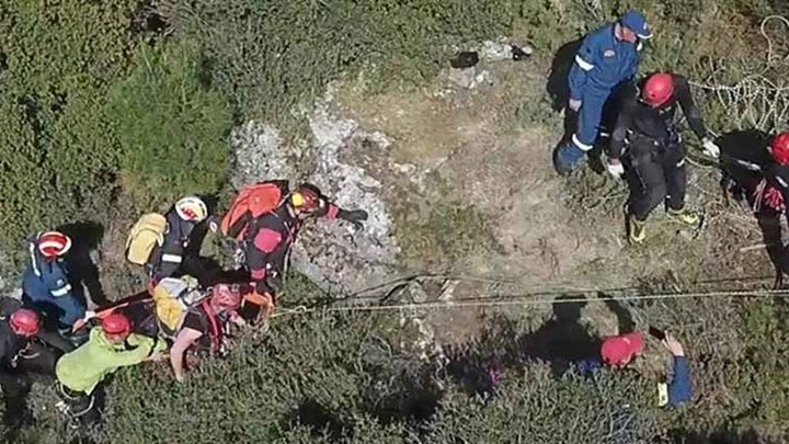 Συγκλονίζουν οι εικόνες με την ανάσυρση των πεζοπόρων από το φαράγγι στο Ξυλόκαστρο – ΦΩΤΟ – ΒΙΝΤΕΟ