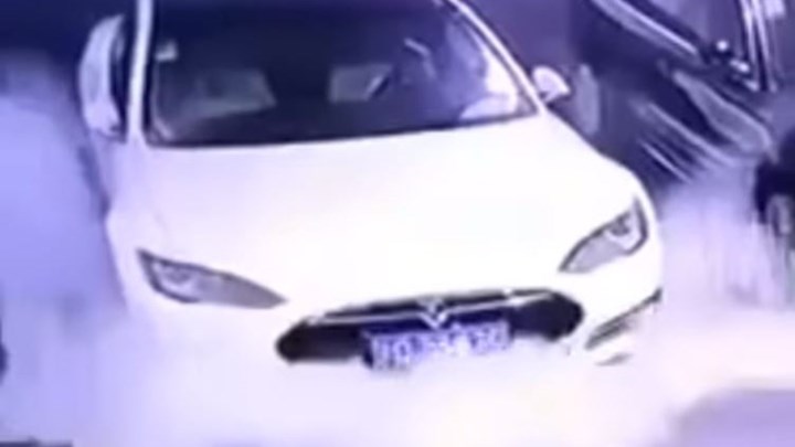 Ηλεκτρικό αυτοκίνητο πήρε φωτιά σε γκαράζ – ΒΙΝΤΕΟ