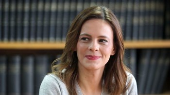 Αχτσιόγλου: Η επαναφορά της 13ης σύνταξης είναι μέσα στη συνολική ατζέντα – Τι λέει για 120 δόσεις και αναδρομικά – ΒΙΝΤΕΟ