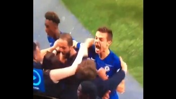 Ο Ιγκουαΐν έβαλε γκολ και έπεσε στο… μπούστο οπαδού της Τσέλσι – BINTEO