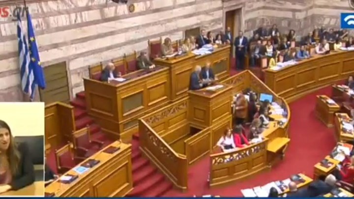 Ο Παφίλης ανέβηκε στο βήμα της Βουλής και έδωσε στον Γαβρόγλου να διαβάσει τον “Ριζοσπάστη” – ΒΙΝΤΕΟ