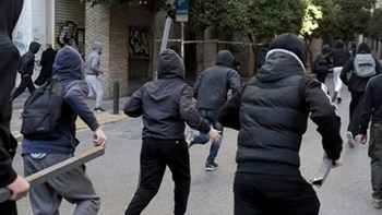 Η στιγμή της επίθεσης οπαδών της ΑΕΚ σε αυτοκίνητα οπαδών του Ολυμπιακού – ΒΙΝΤΕΟ